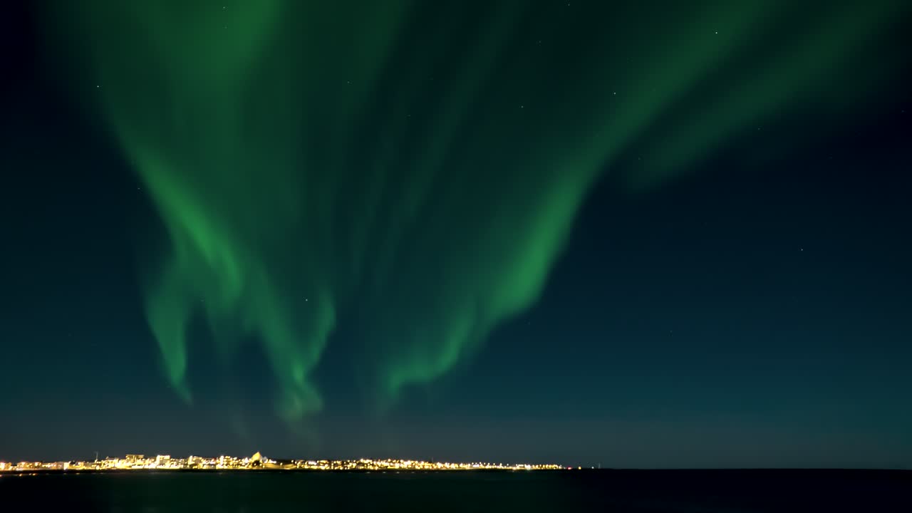 Aurora boreale che danza su Reykjavik. Time lapse notturno