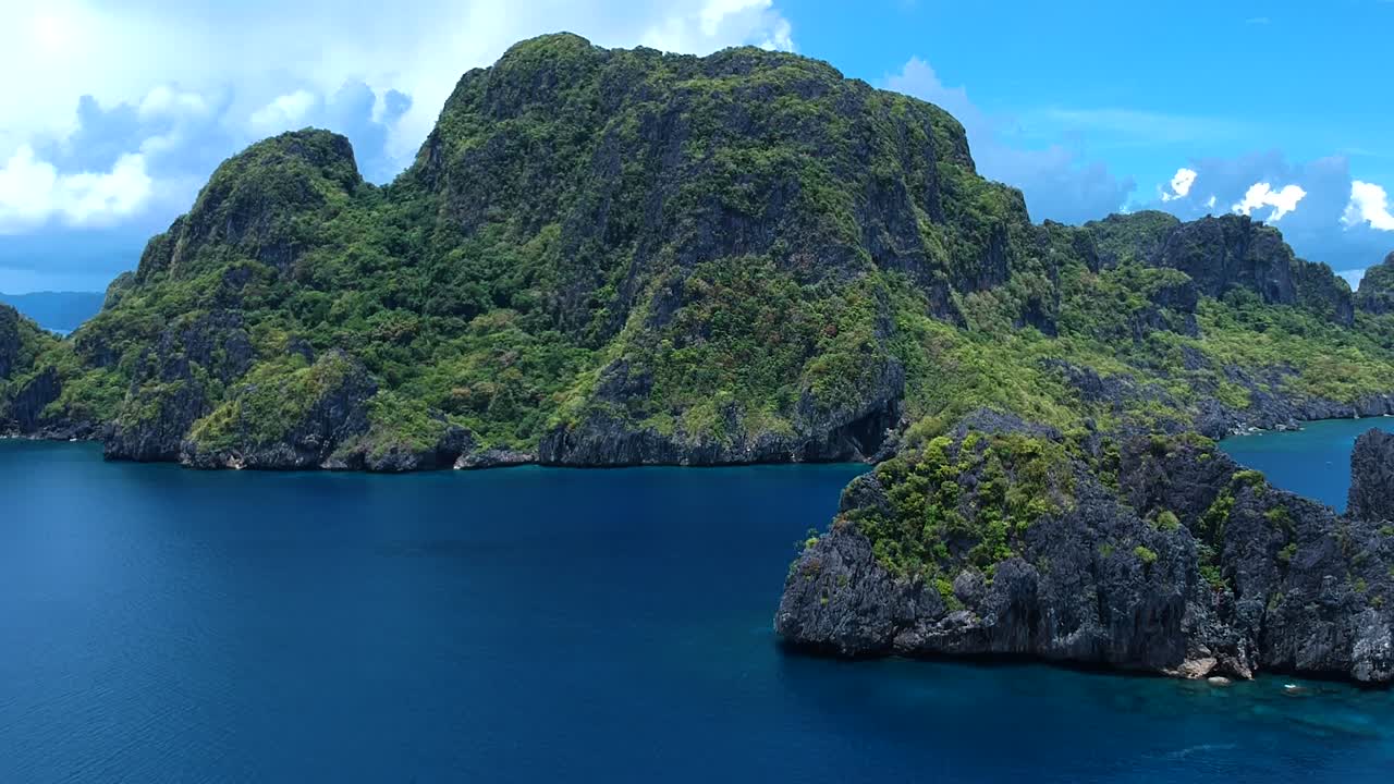 amplia toma aérea de la gran isla en el nido, palawan, filipinas