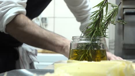 preparando un plato tradicional turco de pide al horno