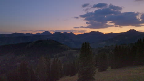 Retroceda-Sobre-Los-árboles-Y-Aléjese-De-La-Cordillera-Justo-Después-De-La-Puesta-Del-Sol-En-Las-Montañas-Rocosas-De-Colorado