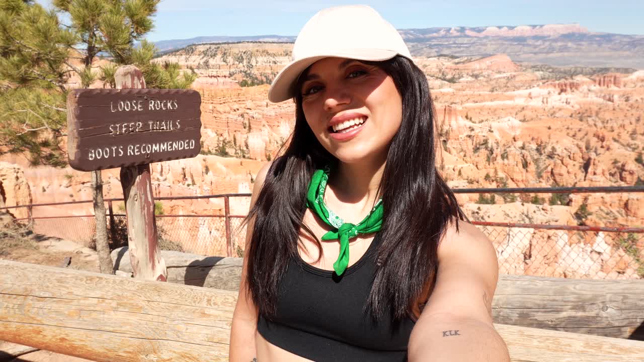 Jovem Mulher Feliz Rindo em Mirante Panorâmico de Cânion