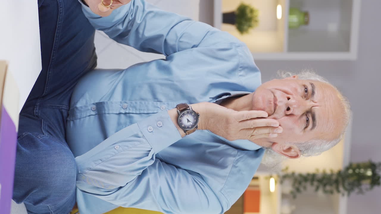 손에 반지를 들고 있는 사려 깊은  ⁇ 은이의 수직 비디오. 분리 생각.