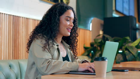 Computadora-Portátil,-Sonrisa-De-Restaurante-Y-Rostro-De-Mujer-Escribiendo