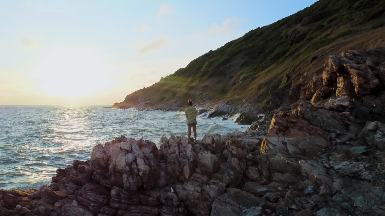 vista aérea del paisaje (tomada por un dron) de las olas del mar chocando contra las rocas en khao laem ya, rayong, tailandia