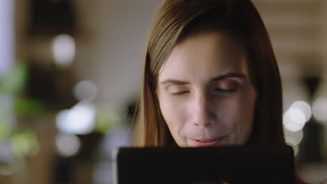 retrato en primer plano de una mujer hermosa usando una tableta digital en una cafetería bebiendo café disfrutando de la navegación en línea viendo entretenimiento en una conexión a internet móvil