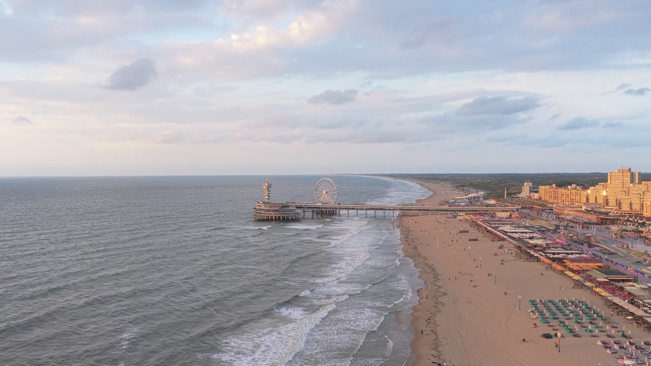 Vista drone del molo di Scheveningen sulla spiaggia al tramonto all'Aia, Paesi Bassi.