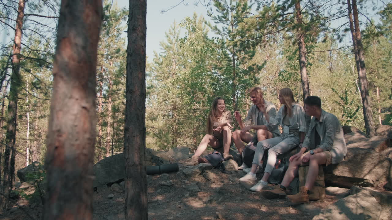 Glade, unge menn og kvinner slapper av på fottur