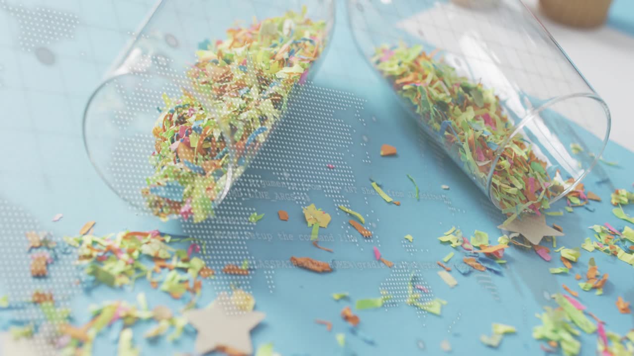 Sovrapposizione digitale che si intensifica, cucchiai che si inclinano e versano zuccherini sui cupcake, mostrando interazione.