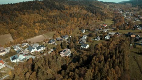 Vista-Aérea-Del-Campo-Rodeado-De-Un-Bosque-Colorido-En-La-Temporada-De-Otoño