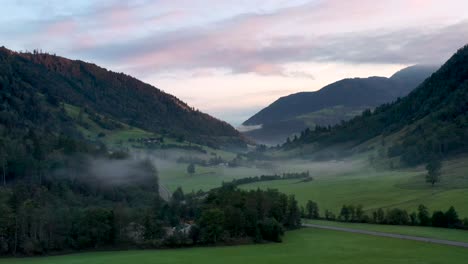 Amanecer-Rosa-Brumoso-Matutino-En-Austria