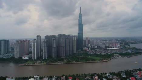 vista aérea del parque central y el rascacielos emblemático en el río saigón en la ciudad de ho chi minh, vietnam en clima nublado y lluvioso