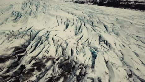lengua glaciar en islandia filmada por drones con diferentes movimientos cinematográficos, mostrando un concepto turbio y dramático en condiciones invernales
