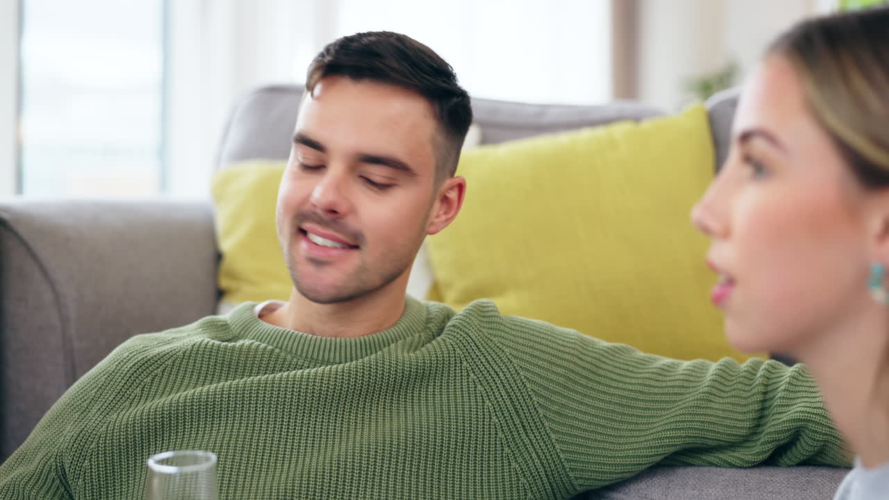 커플, 와인, 새로운 집으로 이사하는 것에 대해 축하합니다.