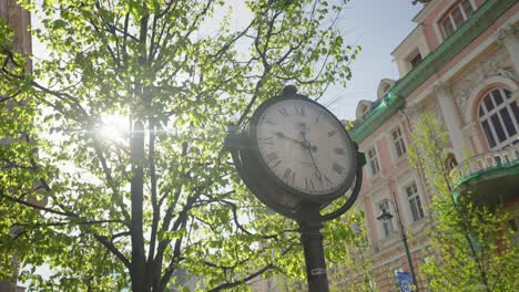Runde-Straßenuhr-Mit-Sonne-In-Vilnius,-Gedimino-Prospekt,-Handheld