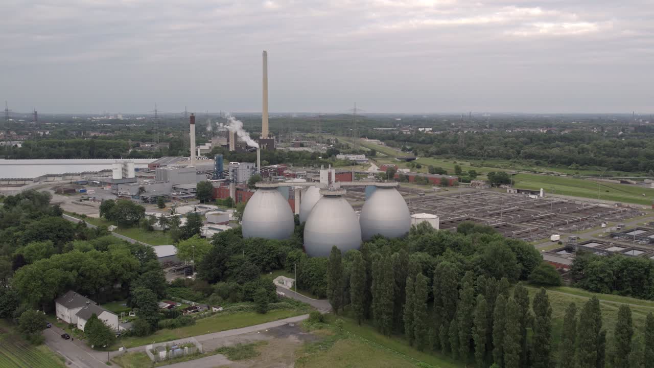 vista aérea de la planta de tratamiento de aguas residuales, bottrop, alemania