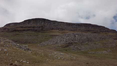 Terreno-Accidentado-Con-Montañas-Inclinadas-En-Las-Lagunas-De-Alto-Perú-Cerca-De-Cajamarca,-Perú