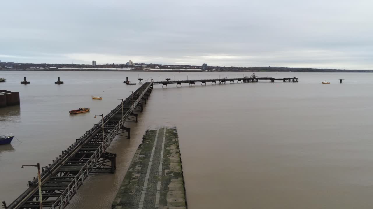 Droneudsigt over Tranmere olieterminal Birkenhead, kystnær petrokemisk havn, distribution og gangbro