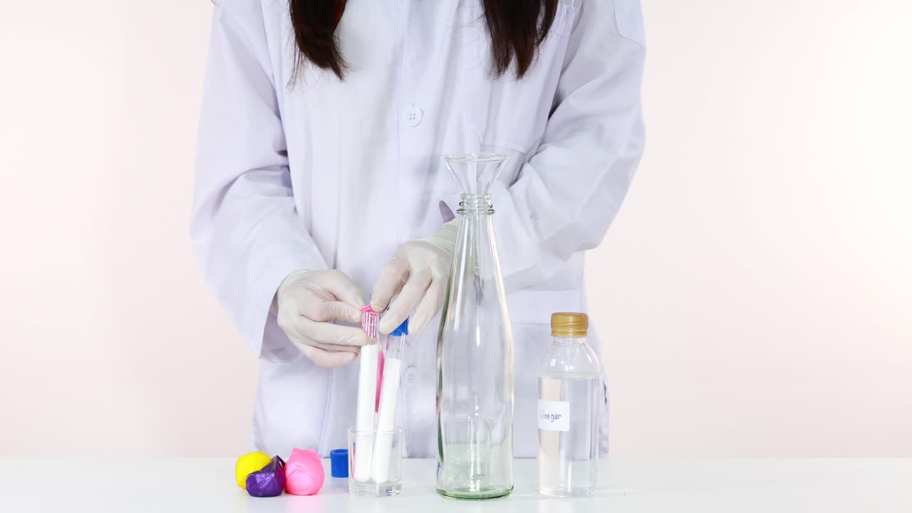 demostrando la reacción química de inflar un globo