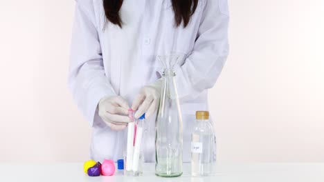 demostrando la reacción química de inflar un globo
