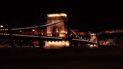 Puente-De-Las-Cadenas-Con-El-Castillo-De-Buda-En-Budapest-Por-La-Noche