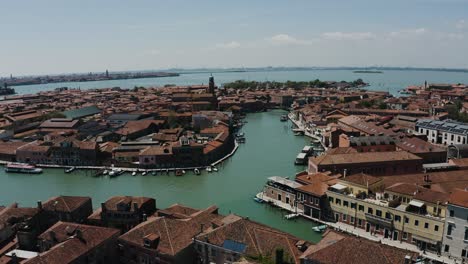 Vista-Aérea-De-La-Pequeña-Ciudad-Italiana-De-Murano,-Construida-Sobre-El-Mar