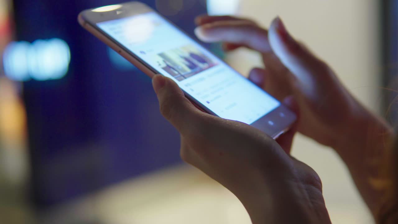 mujer asiática usando teléfono móvil en una cafetería