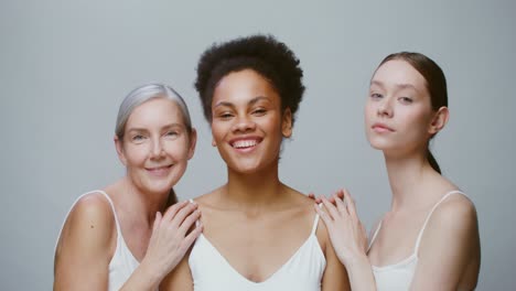 tres mujeres de diferentes edades posando para un retrato de belleza