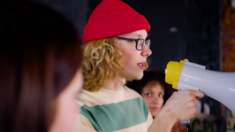 joven líder ambiental femenina dando un discurso en megáfono contra la inacción del cambio climático