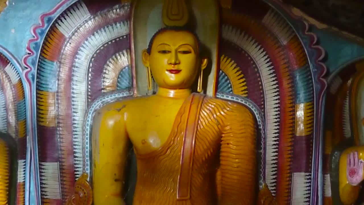 Vista ravvicinata di una statua di Buddha all'interno di un tempio buddista tradizionale in Sri Lanka, che simboleggia pace, spiritualità e meditazione.