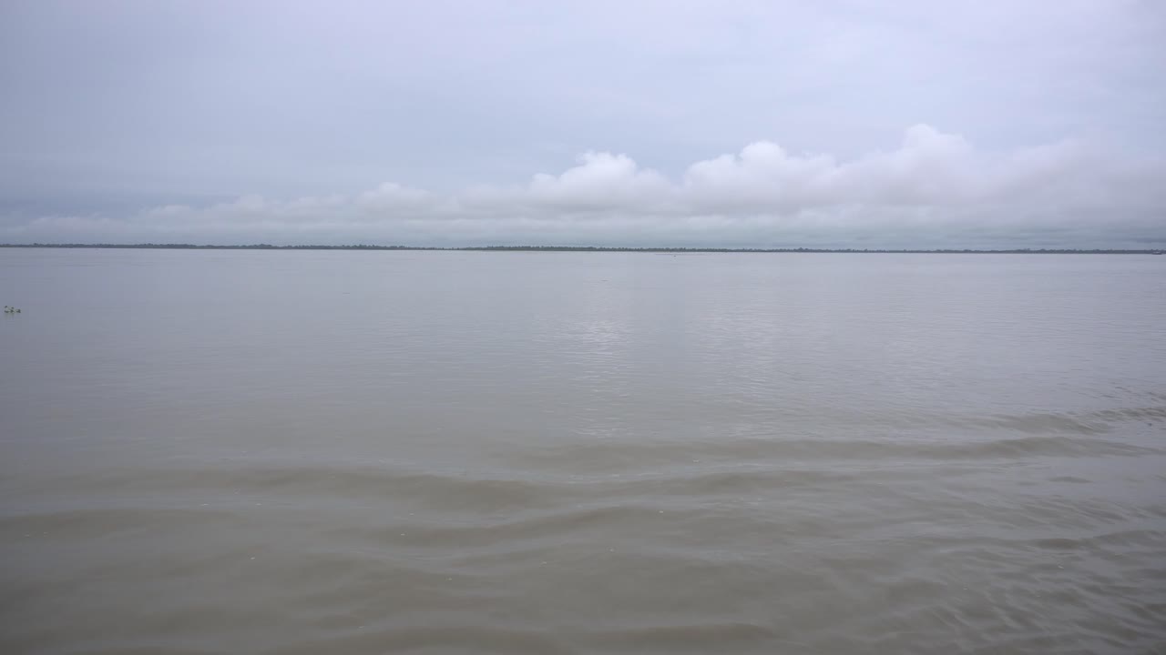 el río brahmaputra es uno de los ríos más grandes del noreste de la india.