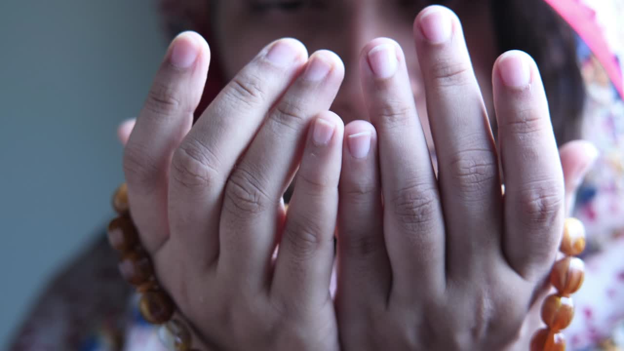 집에서 기도하는 젊은 이슬람 여성