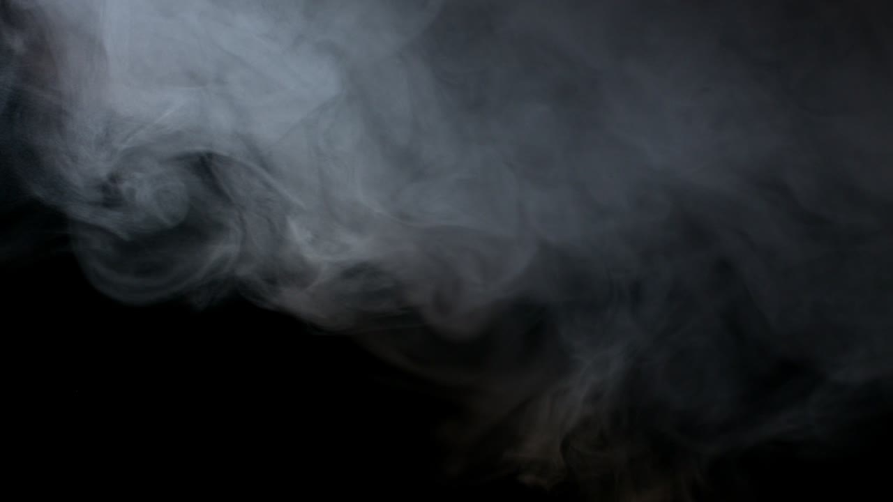 Vapore acqueo bianco su sfondo nero