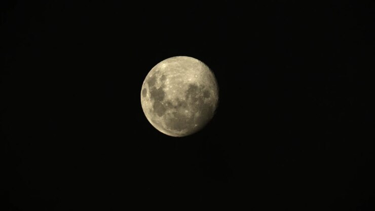 Imagem Estática de Quase Lua Cheia Contra o Céu Negro