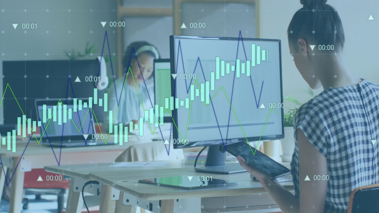animación del procesamiento de datos financieros sobre diversas personas de negocios que trabajan en la oficina