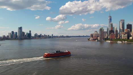 Staten-Island-Ferry-Und-Die-Innenstadt-Von-Manhattan,-New-York