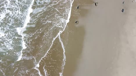 Luftaufnahme-Von-Oben-Nach-Unten-Von-Wellen,-Die-An-Einem-Strand-Zusammenbrechen