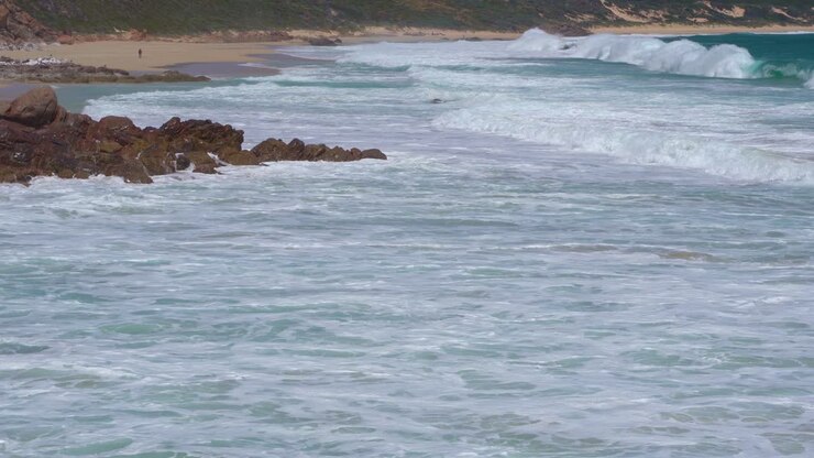 Incredibile costa rocciosa di Margaret River con acqua cristallina turchese che si infrange contro la formazione rocciosa.