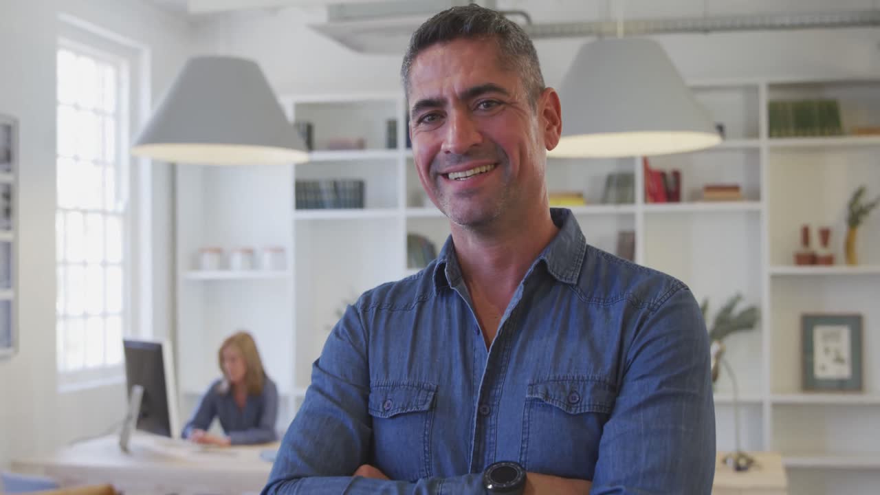 hombre sonriendo a la cámara en la oficina