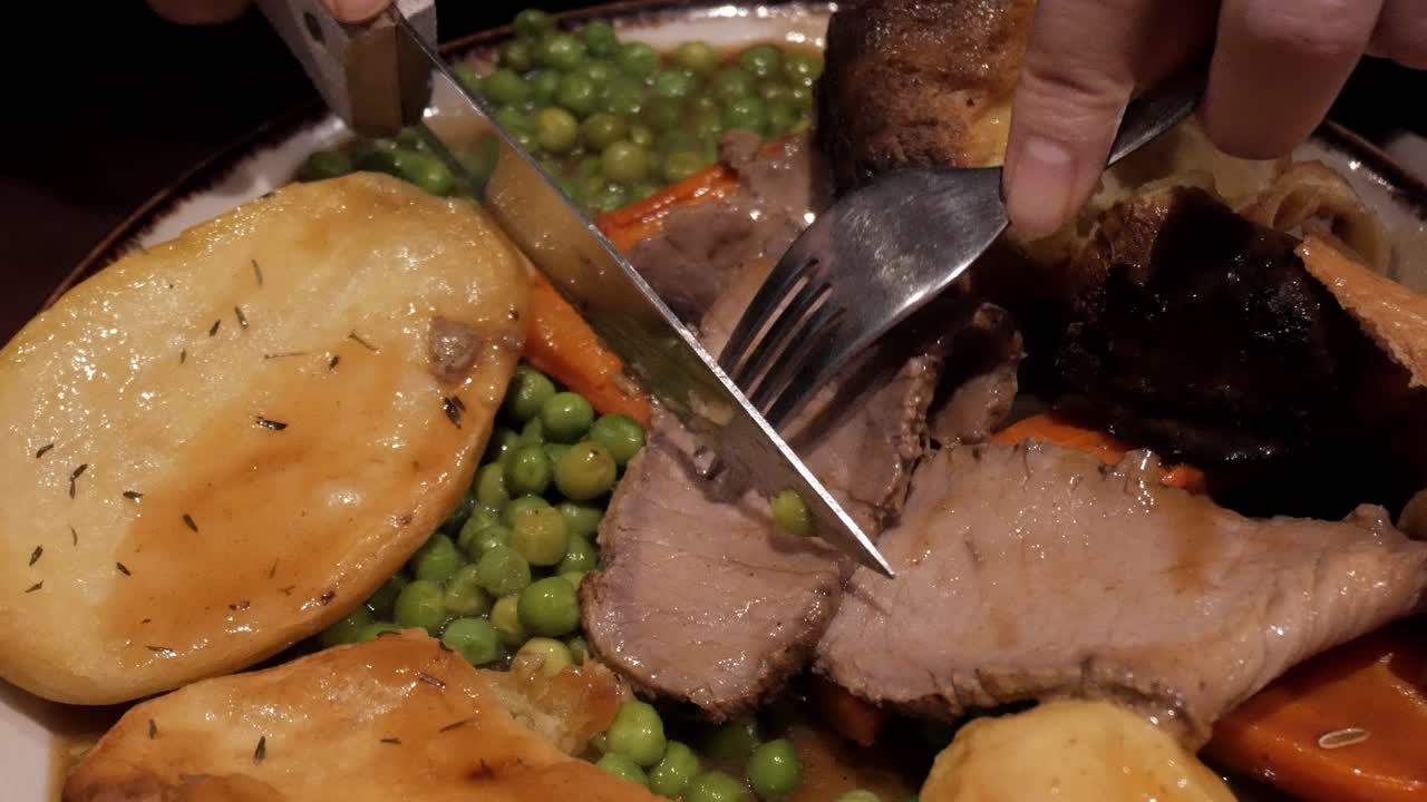 Roastbeef med grøntsager og kartofler, klassisk søndagssteg.