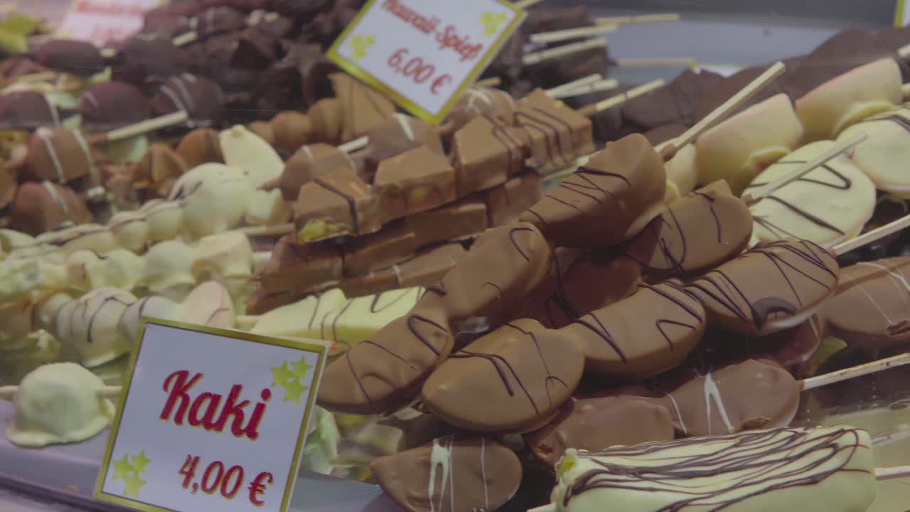 golosinas de chocolate en exhibición en un mercado navideño en hamburgo, alemania en 2019