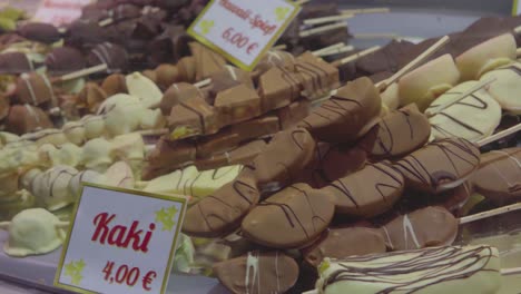 Golosinas-De-Chocolate-En-Exhibición-En-Un-Mercado-Navideño-En-Hamburgo,-Alemania-En-2019