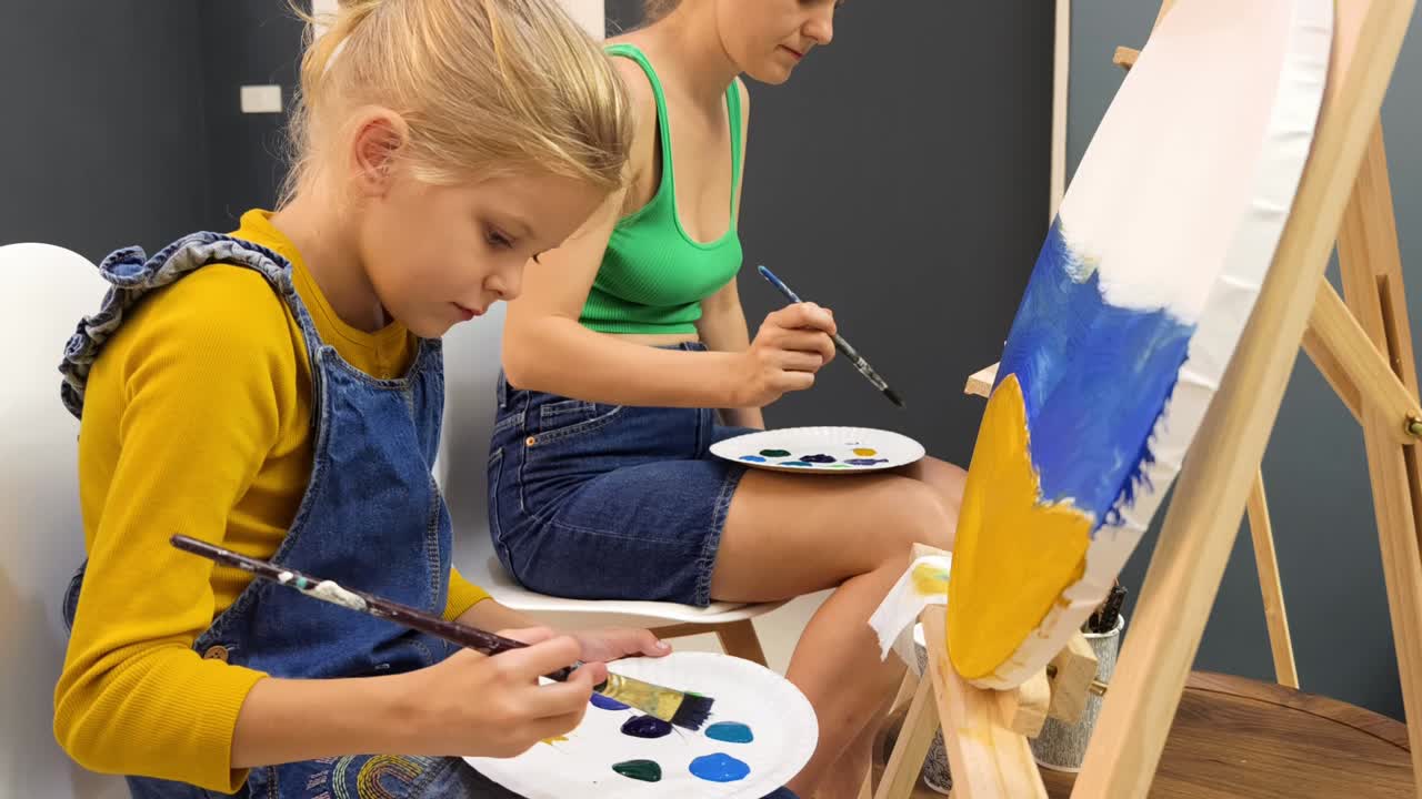 어머니와 딸이 함께 그림을 그리는 것