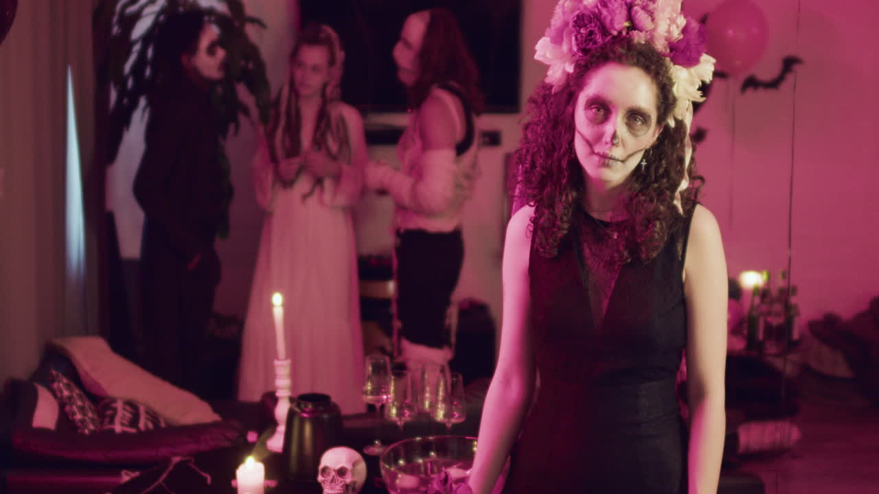 mujer mirando a la cámara en una fiesta de halloween