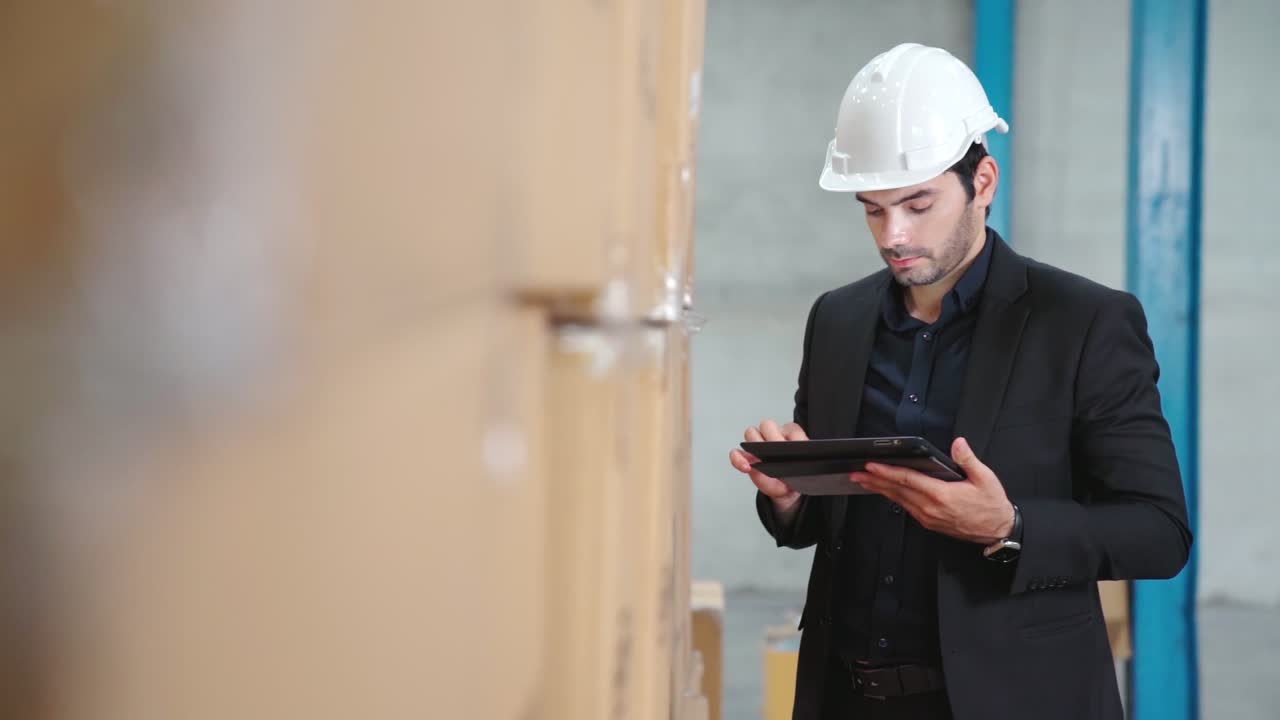 Direttore di fabbrica utilizzando computer tablet in magazzino o in fabbrica