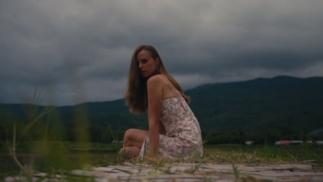 женщина сидит в поле