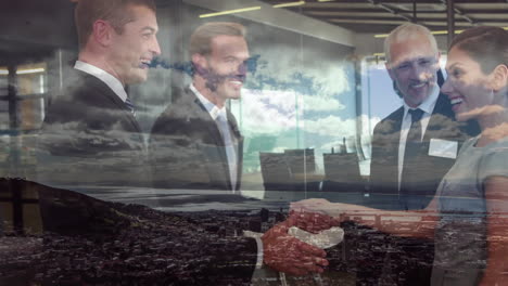animación de un hombre de negocios apretando la mano sobre el paisaje urbano