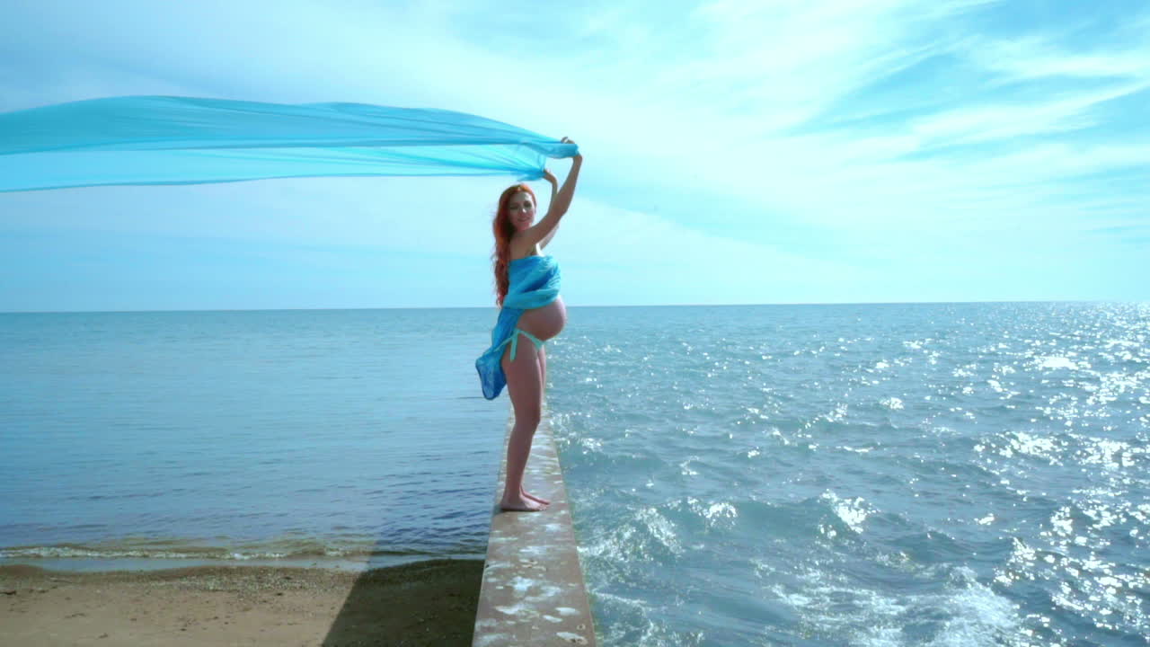 행복한 임신 개념. 여름 휴가 개념. 임신한 여성