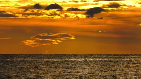 el dramático amanecer del cielo sobre el brillante mar plateado