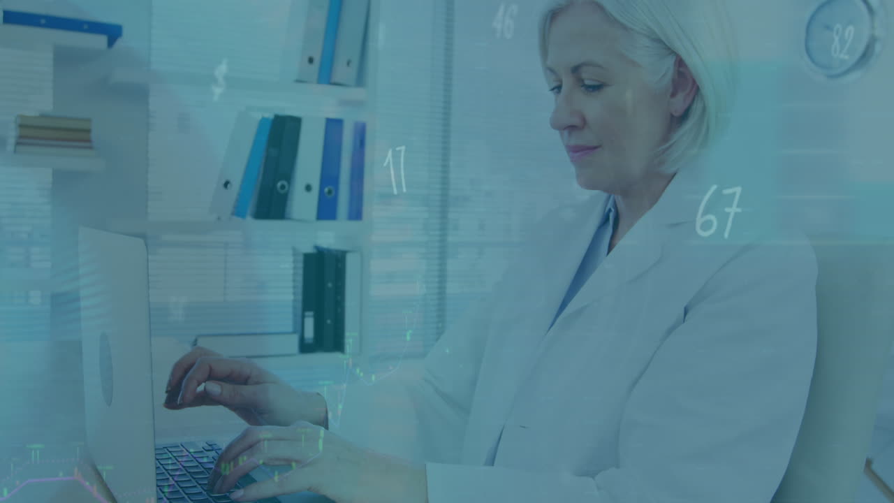 animación de pantallas de procesamiento de datos sobre una doctora caucásica senior usando una computadora portátil en el hospital.
