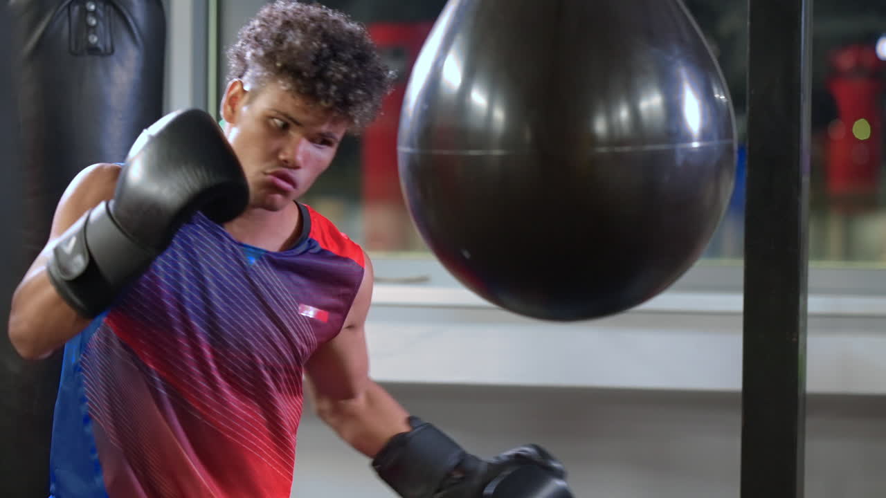 joven boxeador entrenando en el gimnasio